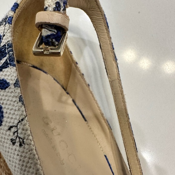 Gucci blue and cream colored platform heel with gold bar. - Picture 8 of 9